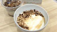 Objednať Jogurt s domácou pekanovou granolou a javorovým sirupom