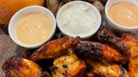Objednať Jemně pálivá kuřecí křídla s pečenými bramborami, variace omáček, bulka