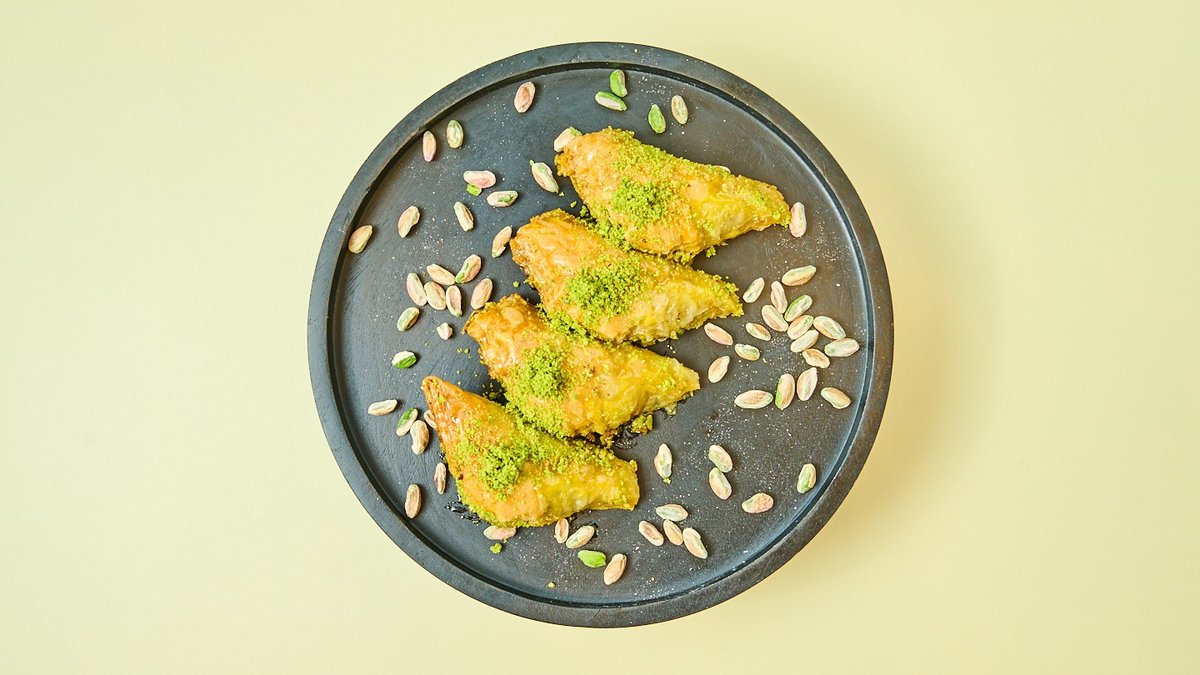 Söbiyet mit Pistazien und Creme | Hasan Oezdag Feinkonditorei | Wolt