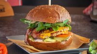 Objednať Chicken Burger + hranolky, omáčky + nápoj 0,3 l (plech)