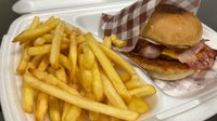 Objednať Hovädzí šmak burger + hranolky + nápoj zdarma