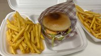 Objednať Kurací cheeseburger + hranolky + nápoj zdarma