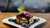 Objednať Pancakes with chokolate & berries. Berries/fuits may differ from the photo.