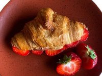 Objednať Croissant with nutella and strawberries /Croissant s nutelou a jahody