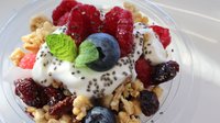 Objednať Granola s jogurtem a čerstvým ovocem