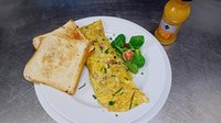Objednať Omeleta sušené rajče&parmazán, pečivo + Pomerančový džus + Čokoládový Croissant