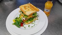 Objednať Sandwich s omeletou sušená rajčata&parmazán + Pomerančový džus + Čoko. Croissant