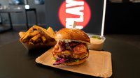 Objednať OBĚD: Pixel Beef Burger & hranolky + nápoj