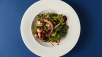 Objednať Salát s grilovanou chobotnicí, kapary, černými olivami a sušenými rajčaty