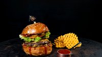 Objednať Jalapeňo hot burger + hranolky + dressing zdarma