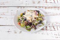 Objednať Řecký salát s balkánským sýrem, olivami a červenou cibulkou