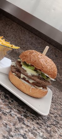 Objednať Hovädzí XXL Cheeseburger + Hranolky