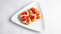 Objednať Crostino s mozzarellou, šunkou a rajčaty
