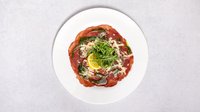 Objednať Carpaccio di manzo con rucola, pomodorini, scaglie di Parmigiano