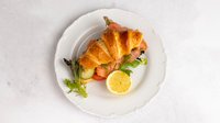 Objednať Plněný croissant s lososem, salátem, koprema  rajčetem