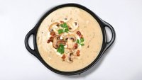 Objednať Jemná krémová polévka z hříbků a brambor s lanýžovým olejem a krutony