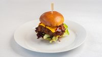Objednať Trhaný vepřový BBQ burger s hranolkama a dresinkem