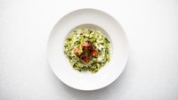 Objednať Tagliatelle s bazalkovým pestom, kuracími rezančekmi a parmezánom