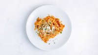 Objednať Tagliatelle Pomodoro s nivou, kuracími rezančekmi a parmezánom