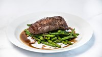 Objednať Hovězí steak z pravé svíčkové zelené fazolky na slanině a česneku
