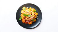 Objednať Gnocchi s kuřecím masem, bazalkou a rajčaty, parmezán