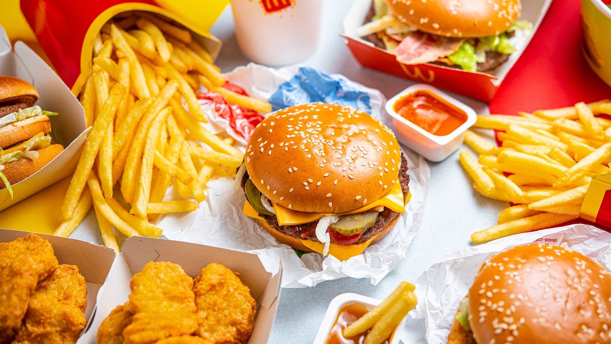 at what time does mcdonald's start serving lunch